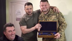 Зеленский подарил Залужному пистолет: Застрелишься, если русские прорвутся к Оскольскому водохранилищу