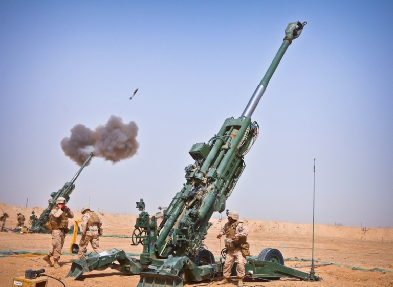 На фото: во время стрельбы снарядом M982 Excalibur из гаубицы M777. 