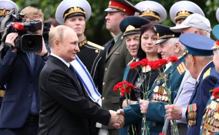 На фото: президент России Владимир Путин приветствует ветеранов Великой Отечественной войны во время церемонии возложения цветов к Могиле Неизвестного солдата у Кремлевской стены