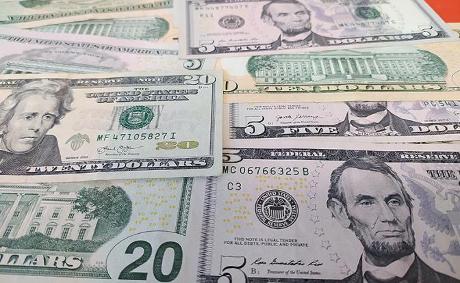 90 и 100: Эксперт сделал прогноз курса доллара в августе