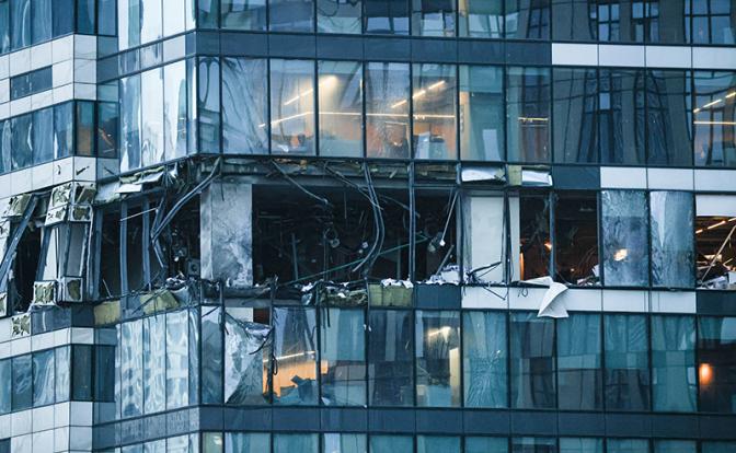 На фото: последствия взрыва на одном из этажей в здании "IQ-квартала", расположенном в деловом центре "Москва-Сити"