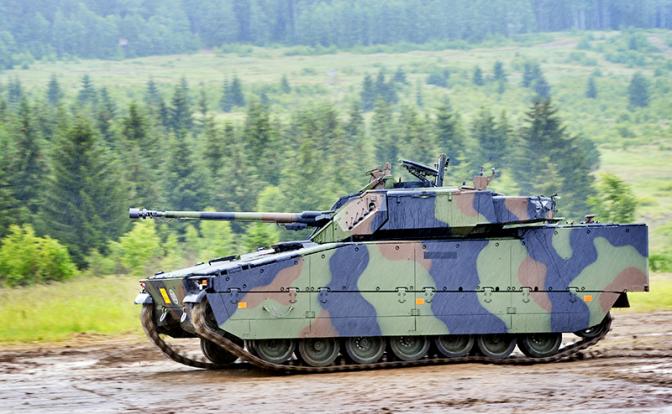 На фото: боевая машина CV90