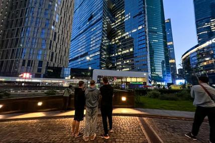 На фото: последствия попадания беспилотника в 50-этажную башню "IQ-квартала", расположенную в деловом центре "Москва-Сити".
