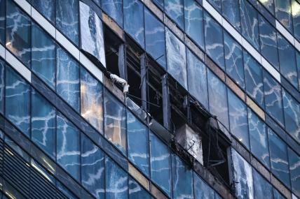 На фото: последствия попадания беспилотника в 50-этажную башню "IQ-квартала", расположенную в деловом центре "Москва-Сити".