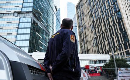 На фото: сотрудник экстренных служб у 50-этажной башни "IQ-квартала", расположенной в деловом центре "Москва-Сити", в которую попал беспилотник.
