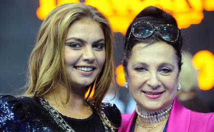 На фото: Алина Кабаева и президент Всероссийской федерации художественной гимнастики (ВФХГ) Ирина Винер