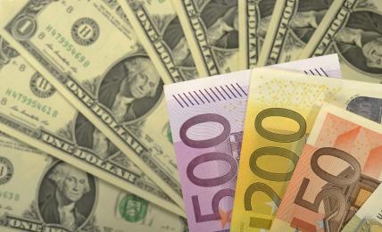 Эксперт сказал, стоит ли сейчас покупать доллары и евро