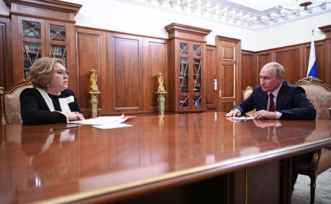 На фото: президент России Владимир Путин и спикер Совета Федерации РФ Валентина Матвиенко во премя встречи