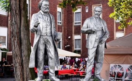 На фото: памятники социальному теоретику Карлу Марксу (слева) и Владимиру Ленину в Гельзенкирхен, Германия.