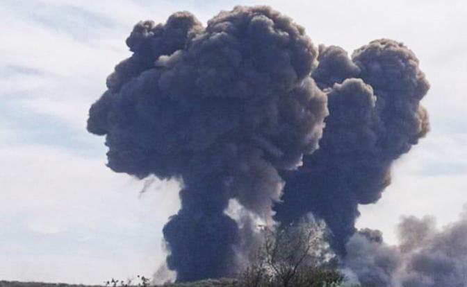 Столб дыма поднимается над Ачкасово, где расположен кислородно-аккумуляторный склад