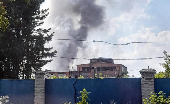 На фото: дым от пожара в цехе по производству аккумуляторов.