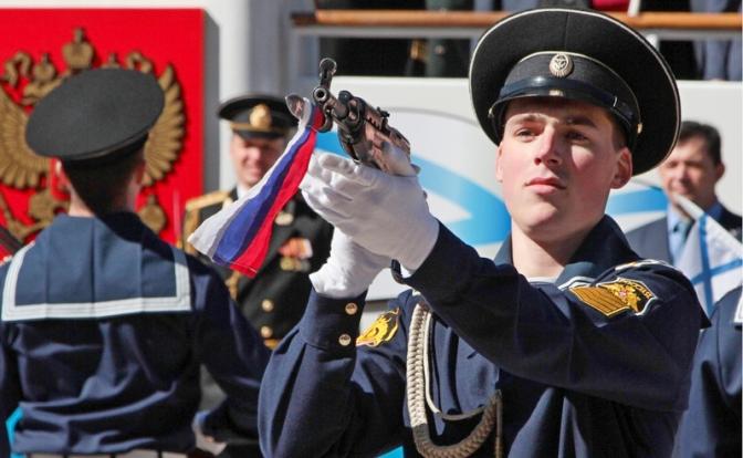 На фото: курсант Черноморского высшего военно-морского училища им. П.С. Нахимова во время праздничных мероприятий, посвященных 80-летию вуза.
