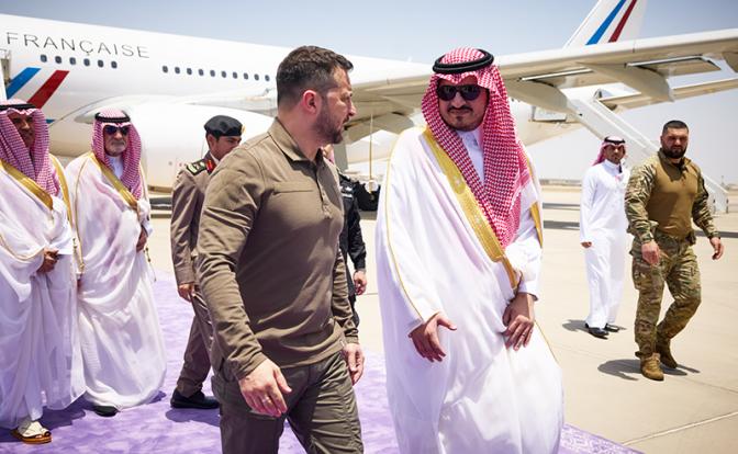 На фото: президент Украины Владимир Зеленский(слева) в Саудовской Аравии