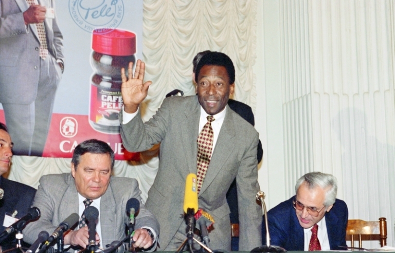 На фото: министр спорта Бразилии Эдсон Арантис ду Насименту, более известный как футболист Пеле, во время презентации кофе "Пеле" в Москве, 1997 год.