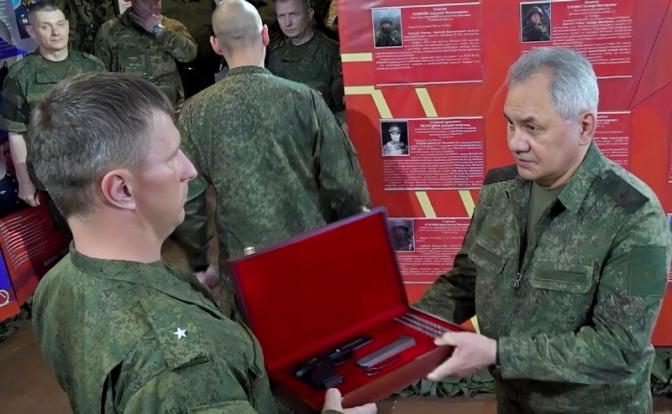На фото: министр обороны Российской Федерации генерал армии Сергей Шойгу в зоне проведения СВО на Краснолиманском направлении вручил государственные награды и наградное огнестрельное оружие военнослужащим группировки войск «Центр».