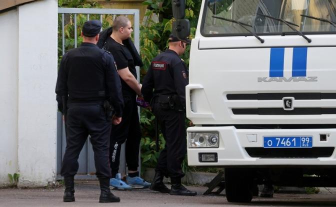 На фото: подозреваемый в подготовке покушения на журналистку Ксению Собчак и главреда медиагруппы "Россия сегодня" и телеканала RT Маргариты Симоньян (в центре) у Басманного суда.