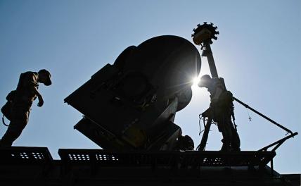 На фото: военнослужащие во время развертывания наземного многофункционального модуля помех "Красуха-4"