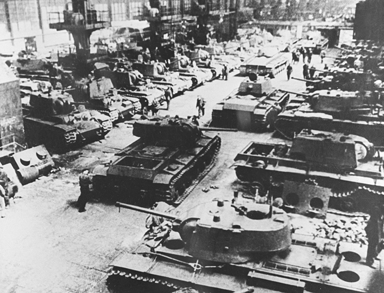 На фото: сборка танков "КВ" в цехе Челябинского тракторного завода в годы Великой Отечественной войны, 1942 год