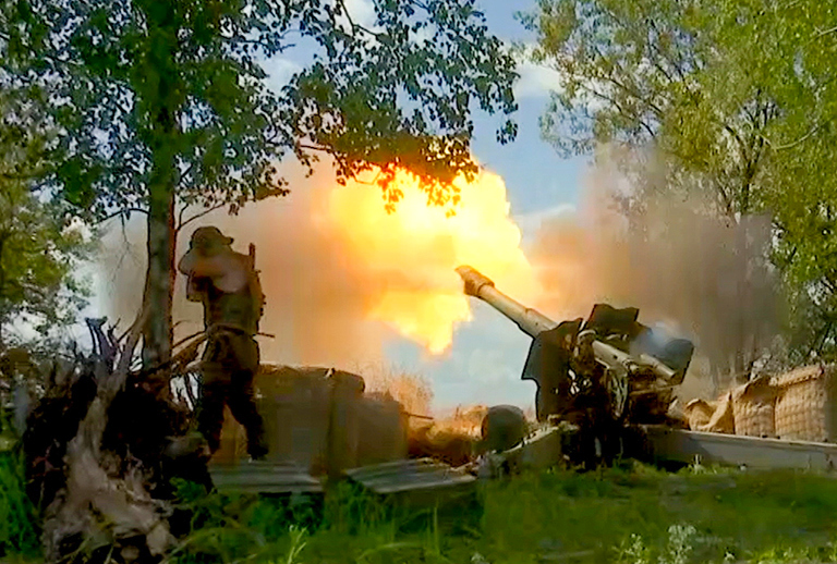 На фото: боевая работа расчета 152-мм гаубицы Д-20 артиллерийских подразделений Западного военного округа в зоне проведения СВО