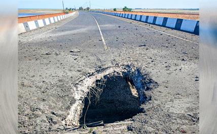 На фото: Чонгарский мост, поврежденный в результате обстрела со стороны ВСУ. Украинские войска нанесли удар по Чонгарскому мосту, соединяющему Крым и Херсонскую область, а также по поселку Чонгар ракетами Storm Shadow, есть попадание в школу