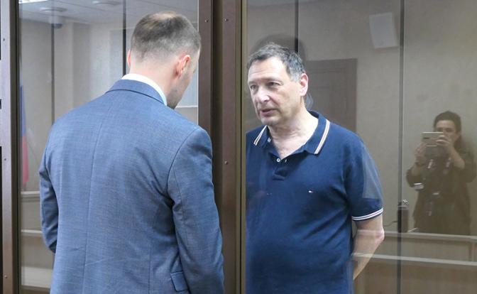 На фото: социолог и политолог Борис Кагарлицкий (признан в РФ иноагентом) (справа) во время заседания в Сыктывкарском городском суде.