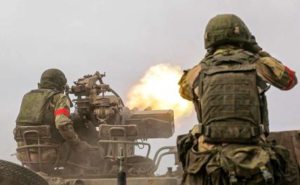 На фото: российские военнослужащие во время боевой работы зенитно-ракетной батареи ЗУ-23 в ходе выполнения огневых задач в зоне проведения специальной военной операции.