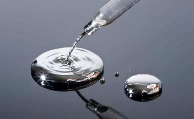 На фото: ученые используют температуру, напряжение и щелочной раствор, чтобы изменить свойства жидкого металла.