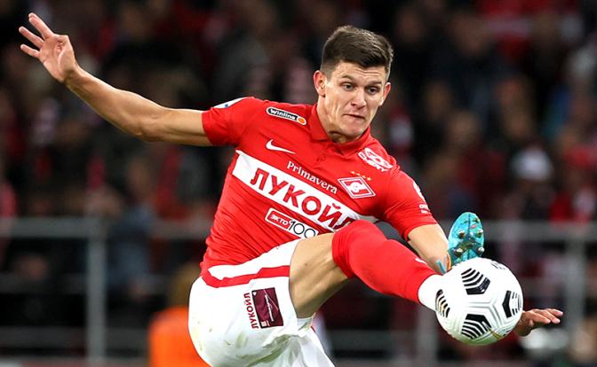 На фото: Даниил Хлусевич ("Спартак") во время матча.