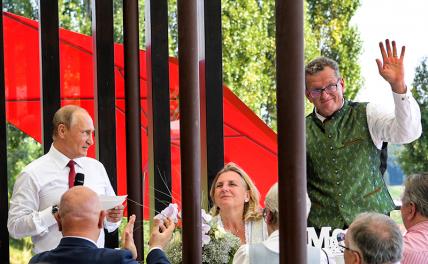 На фото: президент РФ Владимир Путин на свадьбе главы МИД Австрии Карин Кнайсль и австрийского бизнесмена Вольфганга Майлингера, Гамлиц, 2018 год