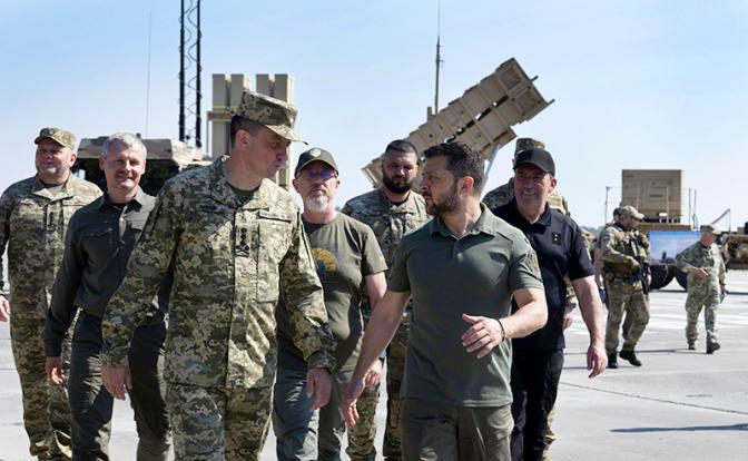 На фото: президент Украины Владимир Зеленский (справа) осматривает оружие вместе с командующим ВВС Николаем Олещуком (слева)