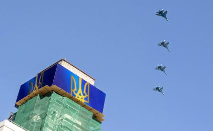 На фото: военные истребители-бомбардировщики Су-24 над киевской площадью Независимости