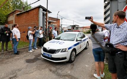 На фото: автомобиль ДПС выезжает с территории Загорского оптико-механического завода в Сергиевом Посаде.