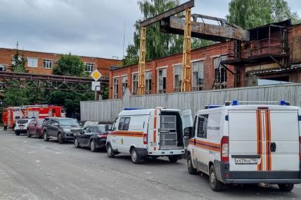 На фото: машины экстренных служб около территории Загорского оптико-механического завода, где произошел взрыв.