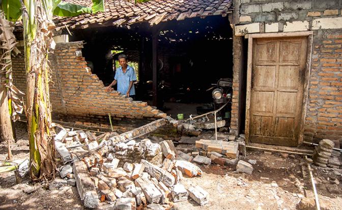 На фото: последствия землетрясения в Джокьякарте, Индонезия