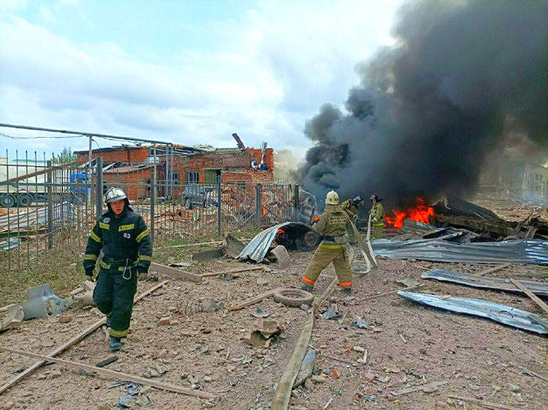 На фото: последствия взрыва на Загорском оптико-механическом заводе в Сергиевом Посаде