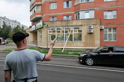 На фото: дом, поврежденный в результате взрыва на территории Загорского оптико-механического завода в Сергиевом Посаде