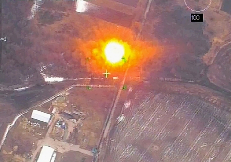 На фото: точечный удар высокоточным снарядом "Краснополь" артиллеристов Вооруженных сил России.