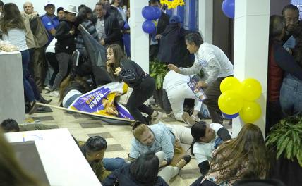 На фото: сторонники кандидата в президенты Эквадора Фернандо Вильявисенсио разбегаются после того, как он был застрелен после предвыборного митинга.