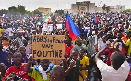 На фото: сторонники лидера переворота генерала Абдурахмана Чиани в Ниамее, Нигер. Надпись на плакате гласит: «Долой Францию, да здравствует Путин».