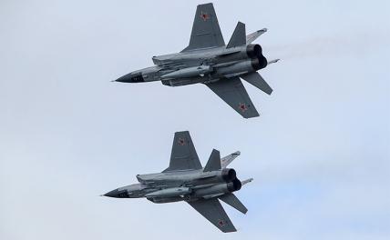 На фото: пара перехватчиков МиГ-31, оснащенных сверхзвуковым ракетным комплексом "Кинжал"