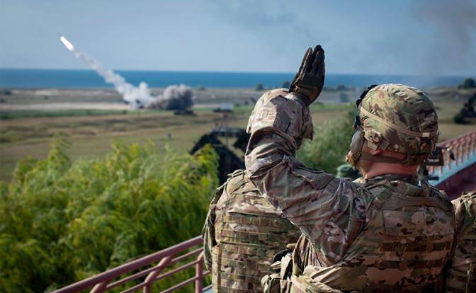 На фото: во время пуска американской ракетной системы Patriot