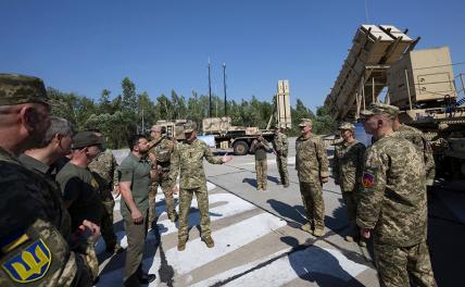 На фото: президент Украины Владимир Зеленский (в центре) вместе с командующим ВВС Николаем Олещуком осматривает демонстрацию противоракетного оружия Patriot, Киев, Украина