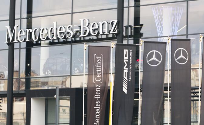 «Пожали плечами и улыбнулись»: Эксперт оценил отключение ПО Mercedes у российских дилеров