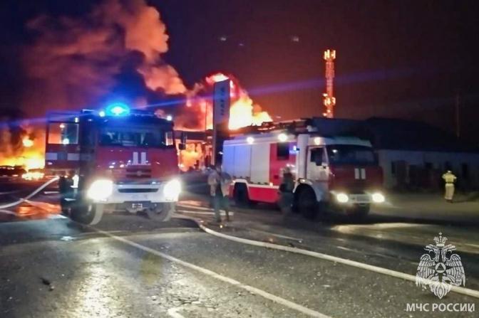 На фото: сотрудники экстренных служб во время ликвидации пожара на месте происшествия.