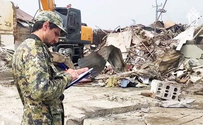 На фото: сотрудник СК РФ во время следственных действий на месте происшествия.