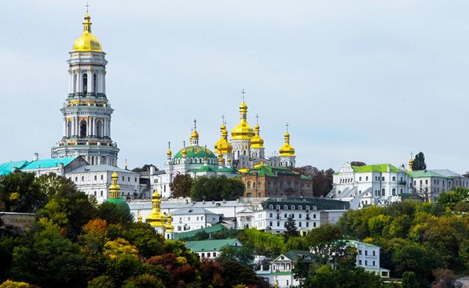 На фото: вид на комплекс храмов Киево-Печерской лавры.