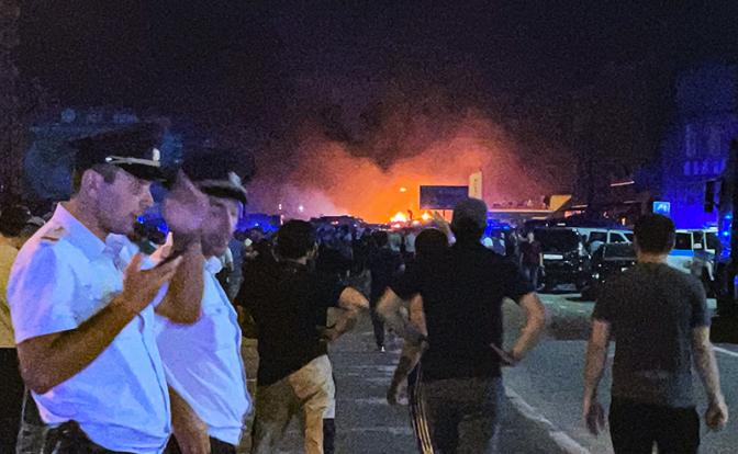 На фото: сотрудники экстренных служб на месте происшествия.