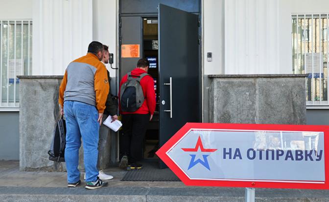На фото: люди у единого пункта отбора на военную службу по контракту на улице Яблочкова.