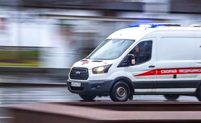 В Омске легковушку снесло при выезде со двора: много жертв