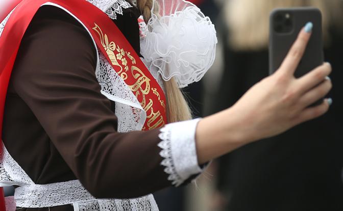 Краснодарская выпускница показала нацистское приветствие у монумента павшим воинам
